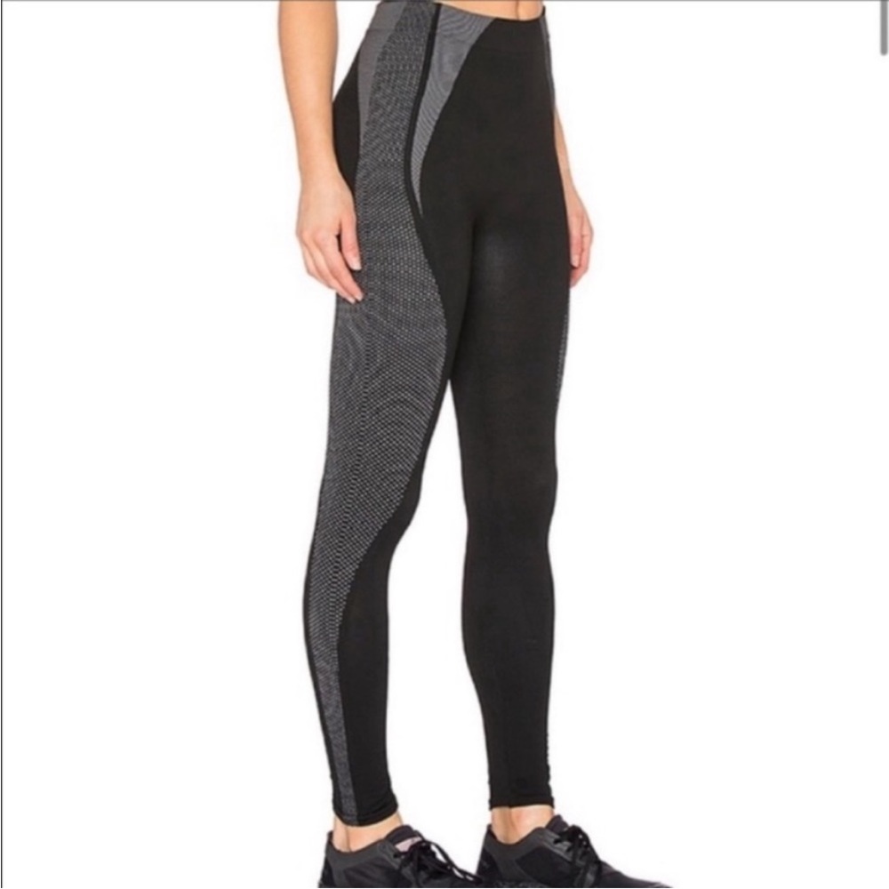 Spanx Curved Lines Seamless Leggings Size Medium Black Gray